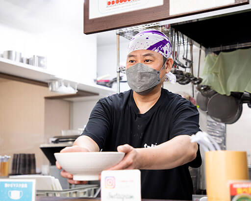 ラーメン店のホールキッチンスタッフ